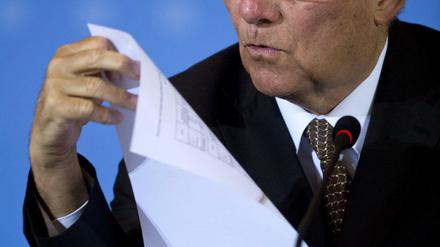Finanzminister Schäuble bei Lektüre der Steuerschätzung 2014