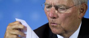 Finanzminister Schäuble bei Lektüre der Steuerschätzung 2014