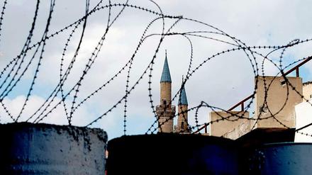 Barrikaden trennen in Nikosia den türkisch-zyprischen vom zyprischen Teil.