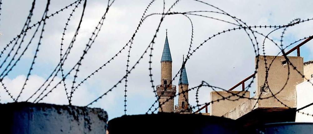 Barrikaden trennen in Nikosia den türkisch-zyprischen vom zyprischen Teil.