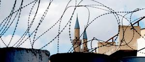 Barrikaden trennen in Nikosia den türkisch-zyprischen vom zyprischen Teil.