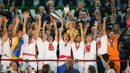 Das ist das Ding. Die Spieler des FC Sevilla bejubelt ihren Finalsieg in der Europa League gegen Benfica Lissabon.