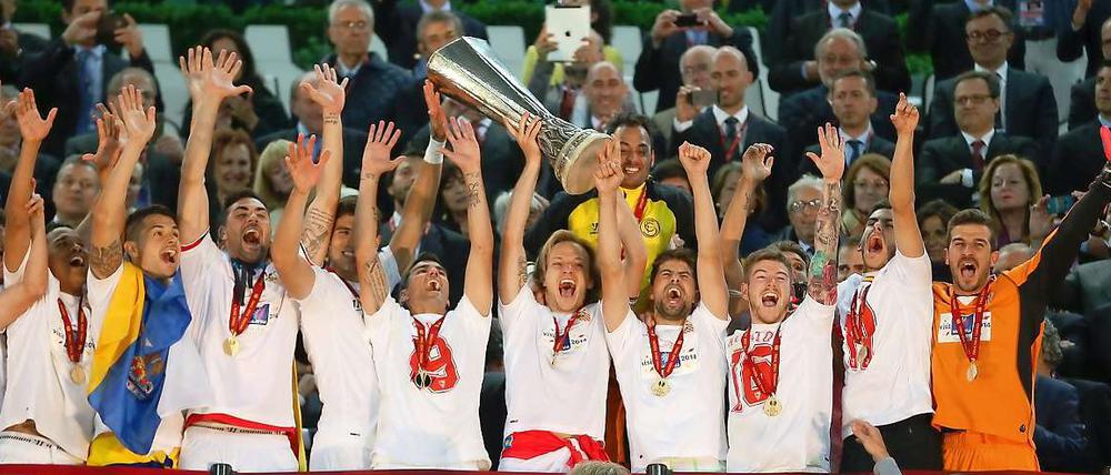 Das ist das Ding. Die Spieler des FC Sevilla bejubelt ihren Finalsieg in der Europa League gegen Benfica Lissabon.
