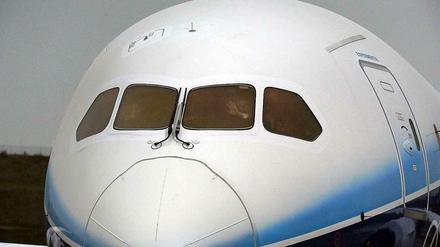 Der Dreamliner bei seiner Vorstellung. Jetzt musste eine Maschine wegen eines Risses in der Frontscheibe umkehren.