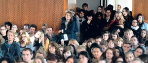 Studierende stehen gedrängt an der Tür zu einer Vorlesung