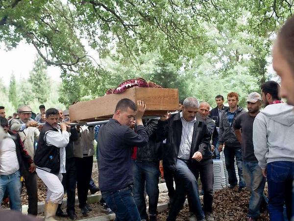 Männer tragen Tote in Soma