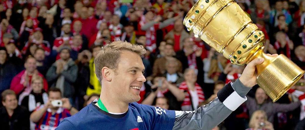 Torwart Manuel Neuer vom FC Bayern feiert mit dem DFB-Pokal. 