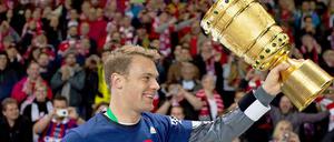 Torwart Manuel Neuer vom FC Bayern feiert mit dem DFB-Pokal. 