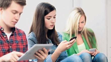 Jung, gut ausgebildet, online. Vor allem den Nachwuchs versuchen Arbeitgeber über die neuen Technologien zu erreichen.
