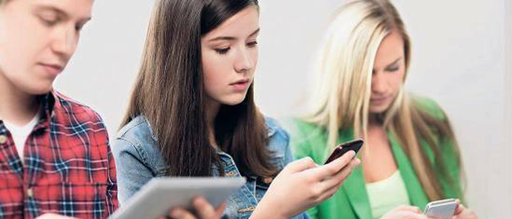 Jung, gut ausgebildet, online. Vor allem den Nachwuchs versuchen Arbeitgeber über die neuen Technologien zu erreichen. 