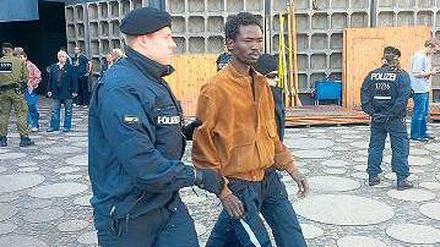 In Gewahrsam. Die Männer wurden abgeführt, mussten sich mit gereckten Armen an Autos lehnen, wurden abgetastet. Foto: privat