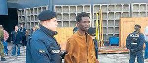 In Gewahrsam. Die Männer wurden abgeführt, mussten sich mit gereckten Armen an Autos lehnen, wurden abgetastet. Foto: privat