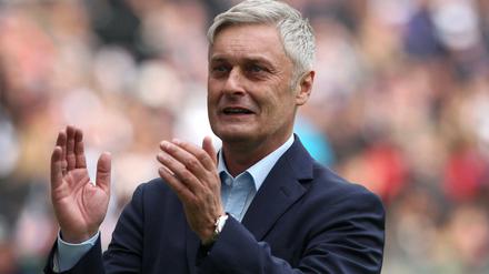 Willkommen und Abschied. Auf diesem Bild verabschiedet sich Armin Veh von den Fans der Frankfurter Eintracht. In der kommenden Saison wird er beim VfB Stuttgart auf der Bank sitzen. 