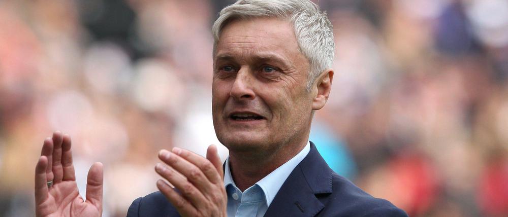 Willkommen und Abschied. Auf diesem Bild verabschiedet sich Armin Veh von den Fans der Frankfurter Eintracht. In der kommenden Saison wird er beim VfB Stuttgart auf der Bank sitzen.