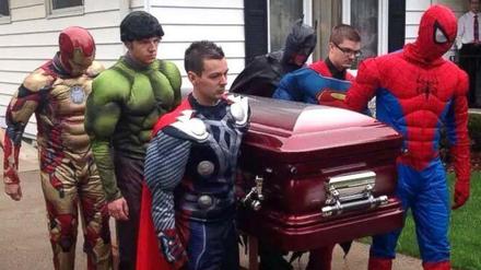 Letztes Geleit für Brayden: Ironman, The Hulk, Thor, Batman, Superman und Spiderman.