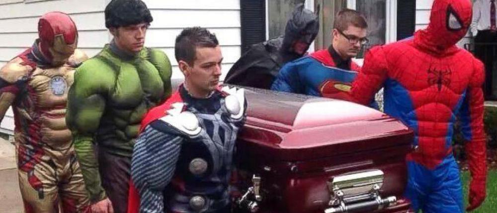 Letztes Geleit für Brayden: Ironman, The Hulk, Thor, Batman, Superman und Spiderman.