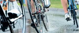 Wassertreten. Beim Amateurradrennen Velothon mit internationaler Beteiligung gab es schon besseres Wetter. Aber was soll's.