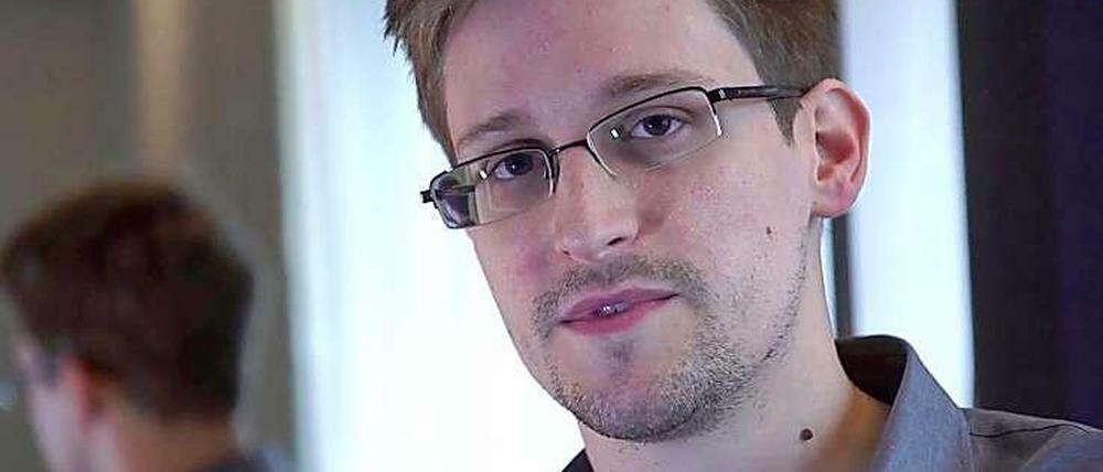Der frühere CIA-Angestellte Edward Snowden, hier im Juni 2013 bei einem "Guardian"-Interview in Hongkong, genießt derzeit in Russland politisches Asyl.