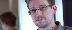 Der frühere CIA-Angestellte Edward Snowden, hier im Juni 2013 bei einem "Guardian"-Interview in Hongkong, genießt derzeit in Russland politisches Asyl. 