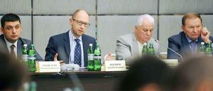 Regierungschef Arseni Jazenjuk (2.v.l.) kündigte weitere Runde Tische an.