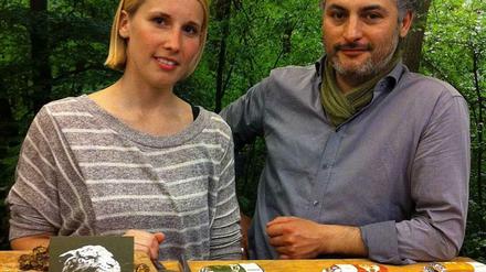 Janine König und Ivan Perez von "Jäger und Sammler". Das Waldbild für die Fototapete haben sie selbst geschossen. In ihren Müsliriegeln ist Fleisch aus Brandenburg.