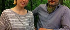 Janine König und Ivan Perez von "Jäger und Sammler". Das Waldbild für die Fototapete haben sie selbst geschossen. In ihren Müsliriegeln ist Fleisch aus Brandenburg.