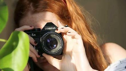 "Diorama"-Gründerin Sabrina Pützer baut in Workshops mit Interessierten die Urform einer Kamera.