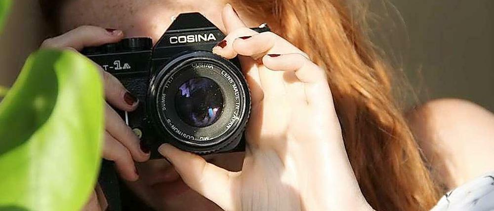 "Diorama"-Gründerin Sabrina Pützer baut in Workshops mit Interessierten die Urform einer Kamera.