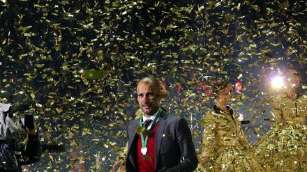 Ein Mann mit wenig Glamour, aber viel Glitter. Vor der Bierdusche gab es für Pep Guardiola und seine Mannschaft noch einen trockenen Goldregen.