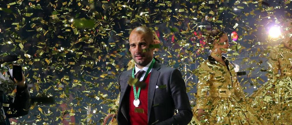 Ein Mann mit wenig Glamour, aber viel Glitter. Vor der Bierdusche gab es für Pep Guardiola und seine Mannschaft noch einen trockenen Goldregen.