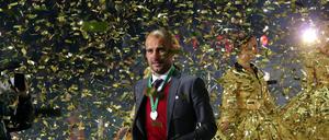 Ein Mann mit wenig Glamour, aber viel Glitter. Vor der Bierdusche gab es für Pep Guardiola und seine Mannschaft noch einen trockenen Goldregen.