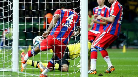 Reif für den Cirque du Soleil. Bayerns Verteidiger Dante klärt nach dem Kopfball von Mats Hummels – allerdings ein bisschen zu spät, wie auch dieses Foto nahelegt. 