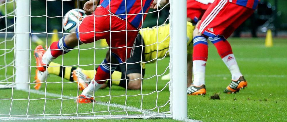 Reif für den Cirque du Soleil. Bayerns Verteidiger Dante klärt nach dem Kopfball von Mats Hummels – allerdings ein bisschen zu spät, wie auch dieses Foto nahelegt. 