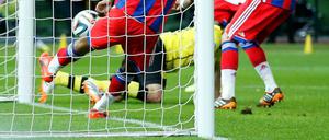 Reif für den Cirque du Soleil. Bayerns Verteidiger Dante klärt nach dem Kopfball von Mats Hummels – allerdings ein bisschen zu spät, wie auch dieses Foto nahelegt. 