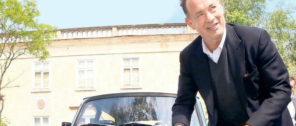 Pappe-Fan: Tom Hanks war am Wochenende beim DFB-Pokalfinale - und in Eisenhüttenstadt, um sich sein Trabi-Geschenk abzuholen
