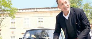 Pappe-Fan: Tom Hanks war am Wochenende beim DFB-Pokalfinale - und in Eisenhüttenstadt, um sich sein Trabi-Geschenk abzuholen