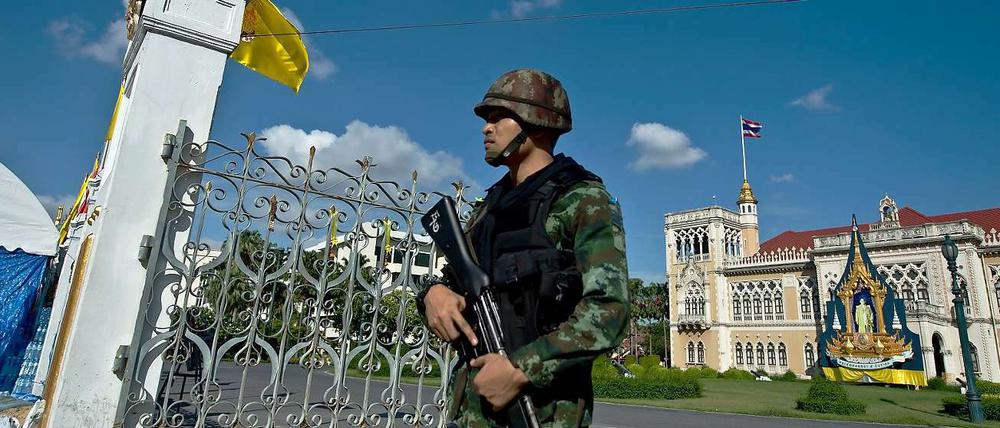 Militär vor dem Regierungsgebäude in Bangkok.