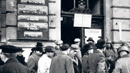 Vor der deutschen Kommandantur. Nach Polens Kapitulation im September 1939 lassen sich Warschauer Männer registrieren.