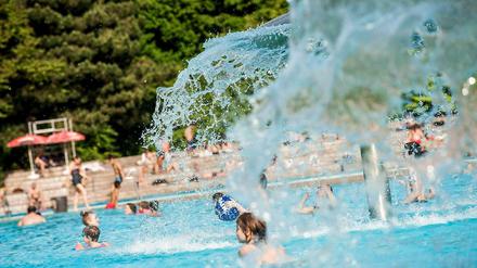 Die Wassersaison ist eröffnet. Wie hier im Prinzenbad baden die Berliner wieder an.