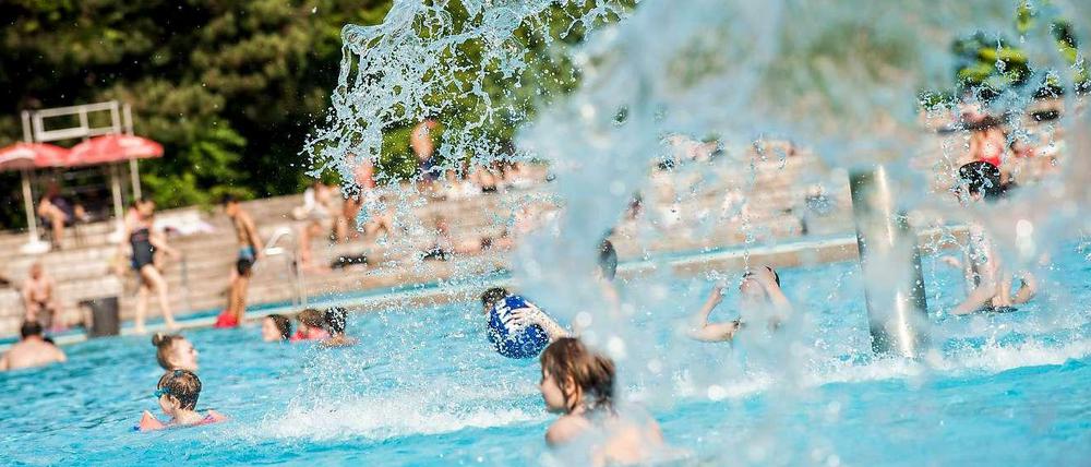 Die Wassersaison ist eröffnet. Wie hier im Prinzenbad baden die Berliner wieder an.