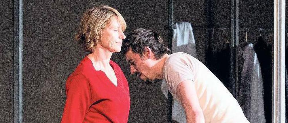 Prinzipalin. Wassa (Corinna Harfouch) versucht, Firma und Familie zusammenzuhalten. Ihr Sohn Pawel (Alexander Khuon): schlaff, weinerlich, selbstgerecht. 
