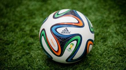 Mein Freund ist aus Leder - stimmt auch nicht mehr. Mittlerweile sind die WM-Bälle, wie der aktuelle "Brazuca", aus dem Kunststoff Polyurethan hergestellt.