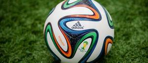 Mein Freund ist aus Leder - stimmt auch nicht mehr. Mittlerweile sind die WM-Bälle, wie der aktuelle "Brazuca", aus dem Kunststoff Polyurethan hergestellt.