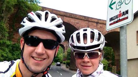 Da geht's lang. Unser Autor Arne Bensiek (l.) fuhr mit Profitriathletin Natascha Schmitt die Radstrecke des Ironmans ab.
