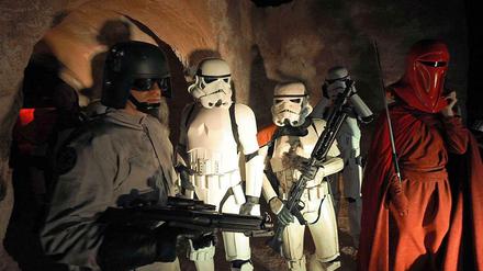 Sturmtruppler und Ehrengardler des Imperiums - eigentlich verkleidete Fans - erkunden das renovierte Filmset