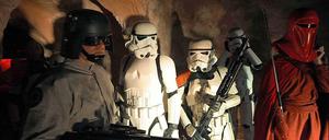 Sturmtruppler und Ehrengardler des Imperiums - eigentlich verkleidete Fans - erkunden das renovierte Filmset