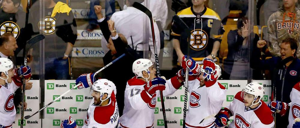 Großes Jubel. In sieben Spielen haben die Montreal Canadiens die favorisierten Boston Bruins in den Play-offs ausgeschaltet. 