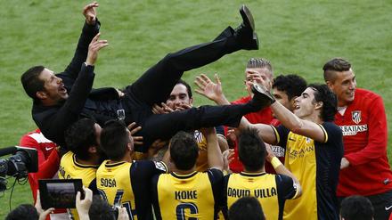 Durststrecke beendet: Die Atlético-Spieler feiern mit Trainer Diego Simeone den ersten Meistertitel seit 18 Jahren.
