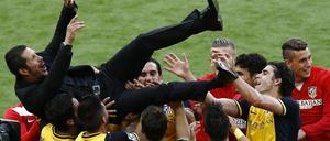 Durststrecke beendet: Die Atlético-Spieler feiern mit Trainer Diego Simeone den ersten Meistertitel seit 18 Jahren.