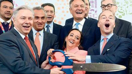 Fröhliche Messegesellschaft. Klaus Wowereit (l.), die mexikanische Tourismusministerin Claudia Ruiz-Massieu und Messe-Geschäftsführer Christian Göke (r.) im März 2014 bei der Berliner Tourimusmesse ITB. 